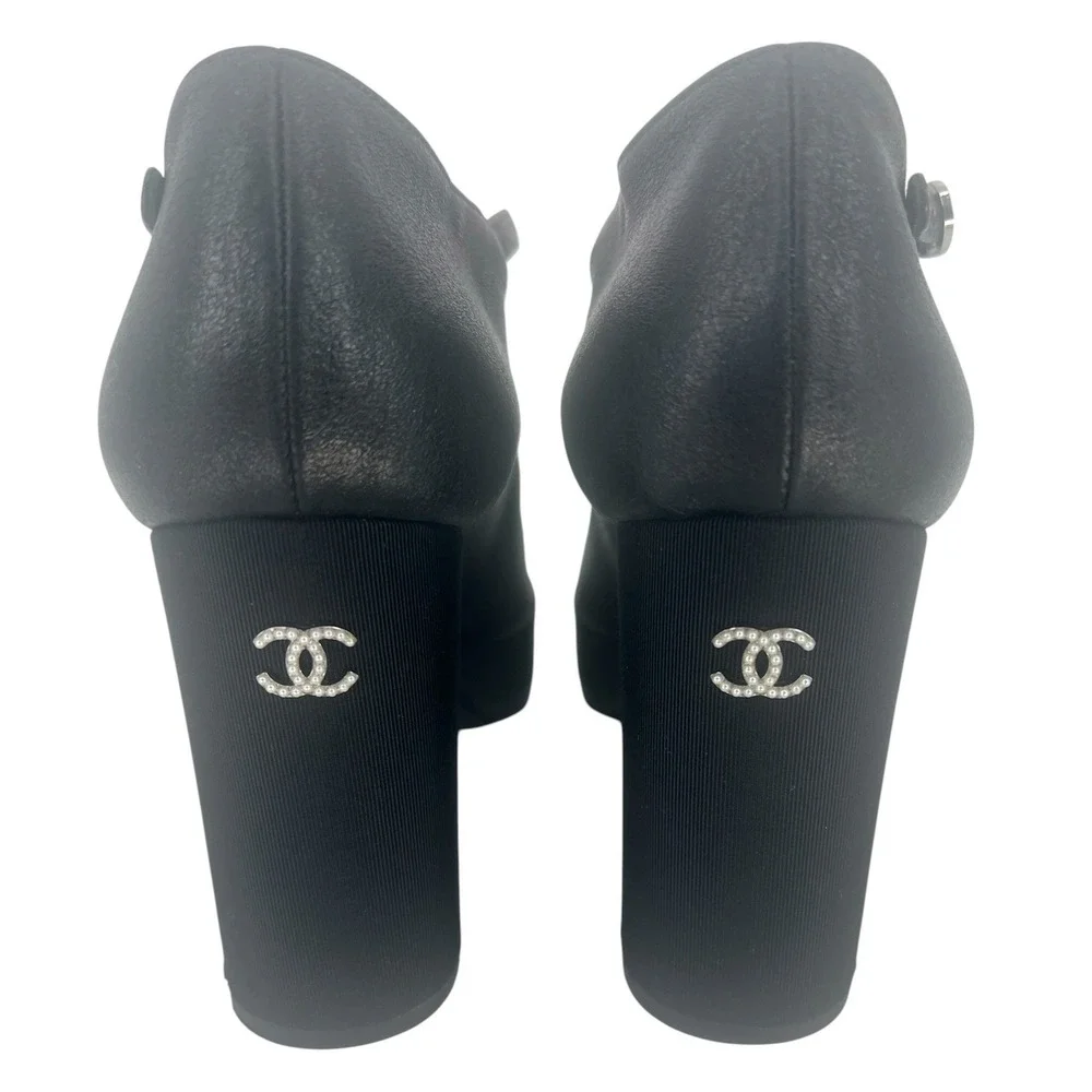 CHANEL pearl cc